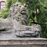 Gefallenen-Denkmal in Alt-Lietzow mit einem auf einem Sarkophag ruhenden Löwen in Berlin-Charlottenburg, Detailansicht vom Löwen