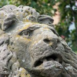 Gefallenen-Denkmal in Alt-Lietzow mit einem auf einem Sarkophag ruhenden Löwen in Berlin-Charlottenburg, Detailansicht vom Löwen