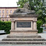 Gefallenen-Denkmal in Alt-Lietzow mit einem auf einem Sarkophag ruhenden Löwen, Berlin-Charlottenburg