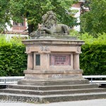 Gefallenen-Denkmal in Alt-Lietzow mit einem auf einem Sarkophag ruhenden Löwen, Berlin-Charlottenburg