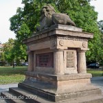 Gefallenen-Denkmal in Alt-Lietzow mit einem auf einem Sarkophag ruhenden Löwen, Berlin-Charlottenburg