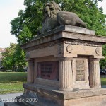 Gefallenen-Denkmal in Alt-Lietzow mit einem auf einem Sarkophag ruhenden Löwen, Berlin-Charlottenburg