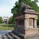 Gefallenen-Denkmal in Alt-Lietzow mit einem auf einem Sarkophag ruhenden Löwen, Berlin-Charlottenburg