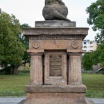 Gefallenen-Denkmal in Alt-Lietzow mit einem auf einem Sarkophag ruhenden Löwen, Berlin-Charlottenburg