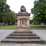 Gefallenen-Denkmal in Alt-Lietzow mit einem auf einem Sarkophag ruhenden Löwen, Berlin-Charlottenburg