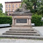 Gefallenen-Denkmal in Alt-Lietzow mit einem auf einem Sarkophag ruhenden Löwen, Berlin-Charlottenburg