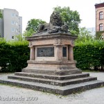 Gefallenen-Denkmal in Alt-Lietzow mit einem auf einem Sarkophag ruhenden Löwen, Berlin-Charlottenburg