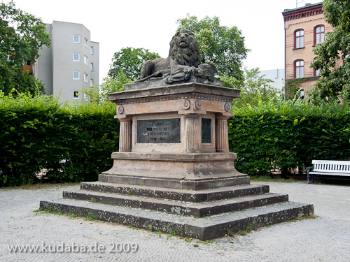 Gefallenen-Denkmal in Alt-Lietzow mit einem auf einem Sarkophag ruhenden Löwen, Berlin-Charlottenburg