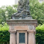 Gefallenen-Denkmal in Alt-Lietzow mit einem auf einem Sarkophag ruhenden Löwen, Berlin-Charlottenburg
