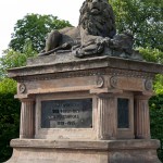 Gefallenen-Denkmal in Alt-Lietzow mit einem auf einem Sarkophag ruhenden Löwen, Berlin-Charlottenburg