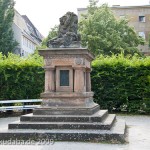 Gefallenen-Denkmal in Alt-Lietzow mit einem auf einem Sarkophag ruhenden Löwen, Berlin-Charlottenburg