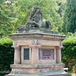 Gefallenen-Denkmal in Alt-Lietzow mit einem auf einem Sarkophag ruhenden Löwen, Berlin-Charlottenburg