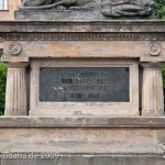 Gefallenen-Denkmal in Alt-Lietzow mit einem auf einem Sarkophag ruhenden Löwen in Berlin-Charlottenburg, Detailansicht von der Gedenktafel zum 2. Weltkrieg