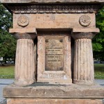 Gefallenen-Denkmal in Alt-Lietzow mit einem auf einem Sarkophag ruhenden Löwen in Berlin-Charlottenburg, Detailansicht vom Sarkophag