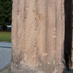 Gefallenen-Denkmal in Alt-Lietzow mit einem auf einem Sarkophag ruhenden Löwen in Berlin-Charlottenburg, Detailansicht vom Sarkophag