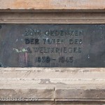 Gefallenen-Denkmal in Alt-Lietzow mit einem auf einem Sarkophag ruhenden Löwen in Berlin-Charlottenburg, Detailansicht von der Gedenktafel zum 2. Weltkrieg