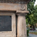 Gefallenen-Denkmal in Alt-Lietzow mit einem auf einem Sarkophag ruhenden Löwen in Berlin-Charlottenburg, Detailansicht von der Gedenktafel zum 2. Weltkrieg