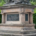 Gefallenen-Denkmal in Alt-Lietzow mit einem auf einem Sarkophag ruhenden Löwen in Berlin-Charlottenburg, Detailansicht von der Gedenktafel zum 2. Weltkrieg