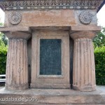 Gefallenen-Denkmal in Alt-Lietzow mit einem auf einem Sarkophag ruhenden Löwen in Berlin-Charlottenburg, Detailansicht von der Gedenktafel zum 2. Weltkrieg