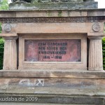 Gefallenen-Denkmal in Alt-Lietzow mit einem auf einem Sarkophag ruhenden Löwen in Berlin-Charlottenburg, Detailansicht von der Gedenktafel zum 1. Weltkrieg