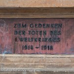 Gefallenen-Denkmal in Alt-Lietzow mit einem auf einem Sarkophag ruhenden Löwen in Berlin-Charlottenburg, Detailansicht von der Gedenktafel zum 1. Weltkrieg