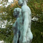 Skulpturen-Gruppen "Menschenpaar" von Georg Kolbe am Maschsee in Hannover, Detail von der Seitenansicht