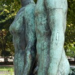 Skulpturen-Gruppen "Menschenpaar" von Georg Kolbe am Maschsee in Hannover, Detail von der Seitenansicht
