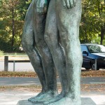 Skulpturen-Gruppen "Menschenpaar" von Georg Kolbe am Maschsee in Hannover, Detail von der Seitenansicht