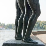 Skulpturen-Gruppen "Menschenpaar" von Georg Kolbe am Maschsee in Hannover, Detail von der Seitenansicht