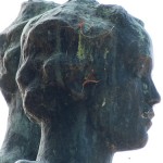 Skulpturen-Gruppen "Menschenpaar" von Georg Kolbe am Maschsee in Hannover, Detailansicht vom Frauenkopf