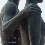 Skulpturen-Gruppen "Menschenpaar" von Georg Kolbe am Maschsee in Hannover, Detail von der Seitenansicht