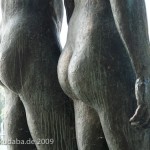 Skulpturen-Gruppen "Menschenpaar" von Georg Kolbe am Maschsee in Hannover, Detail von der Seitenansicht