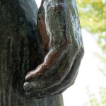 Skulpturen-Gruppen "Menschenpaar" von Georg Kolbe am Maschsee in Hannover, Detail von der rechten Hand der Frau