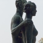 Skulpturen-Gruppen "Menschenpaar" von Georg Kolbe am Maschsee in Hannover, Detail von der Seitenansicht