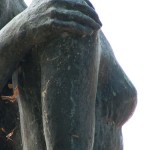 Skulpturen-Gruppen "Menschenpaar" von Georg Kolbe am Maschsee in Hannover, Detail von der Seitenansicht