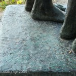 Skulpturen-Gruppen "Menschenpaar" von Georg Kolbe am Maschsee in Hannover, Bodenplatte