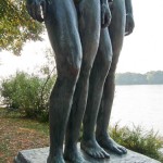 Skulpturen-Gruppen "Menschenpaar" von Georg Kolbe am Maschsee in Hannover, Detail von der Seitenansicht