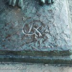 Skulpturen-Gruppen "Menschenpaar" von Georg Kolbe am Maschsee in Hannover, Detailansicht vom Künstlersignet