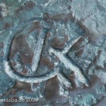 Skulpturen-Gruppen "Menschenpaar" von Georg Kolbe am Maschsee in Hannover, Detailansicht vom Künstlersignet