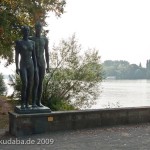 Skulpturen-Gruppen "Menschenpaar" von Georg Kolbe am Maschsee in Hannover, Gesamtansicht