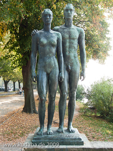 Skulpturen-Gruppen "Menschenpaar" von Georg Kolbe am Maschsee in Hannover, Vorderansicht