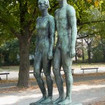 Skulpturen-Gruppen "Menschenpaar" von Georg Kolbe am Maschsee in Hannover, Seitenansicht