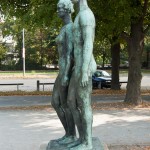 Skulpturen-Gruppen "Menschenpaar" von Georg Kolbe am Maschsee in Hannover, Seitenansicht