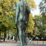 Skulpturen-Gruppen "Menschenpaar" von Georg Kolbe am Maschsee in Hannover, Seitenansicht