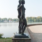 Skulpturen-Gruppen "Menschenpaar" von Georg Kolbe am Maschsee in Hannover, Seitenansicht