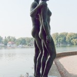 Skulpturen-Gruppen "Menschenpaar" von Georg Kolbe am Maschsee in Hannover, Seitenansicht