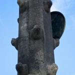 Schildhorn-Denkmal in Berlin-Grunewald von Friedrich August Stüler, Detailansicht vom oktogonalen Pfeilerschaft und der Rückseite vom Schild
