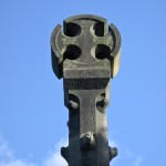 Schildhorn-Denkmal in Berlin-Grunewald von Friedrich August Stüler, frontale Detailansicht von der Denkmalsspitze mit Kreuz