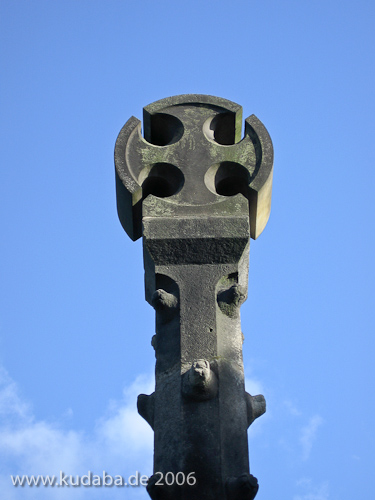 Schildhorn-Denkmal in Berlin-Grunewald von Friedrich August Stüler, frontale Detailansicht von der Denkmalsspitze mit Kreuz