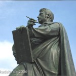 Schinkel-Denkmal in Berlin-Mitte von Johann Friedrich Drake, Detailansicht von der Skulptur